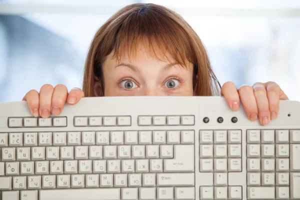 Женщина держит клавиатуру — стоковое фото