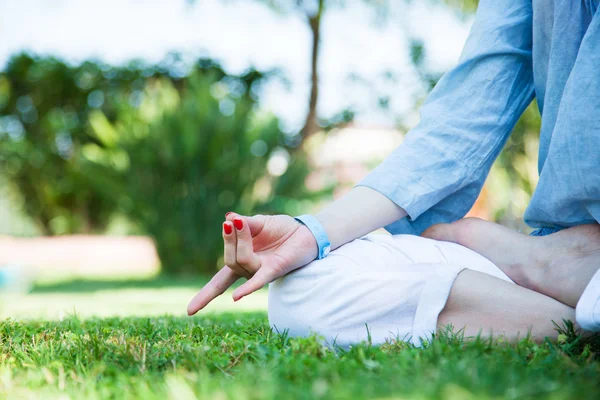 Yoga in het park. — Stockfoto