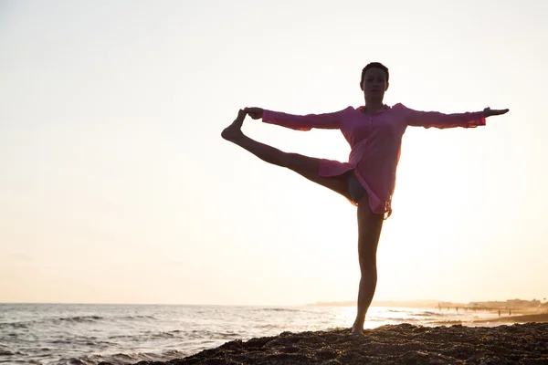 Yoga at the sunset — Stock Photo, Image