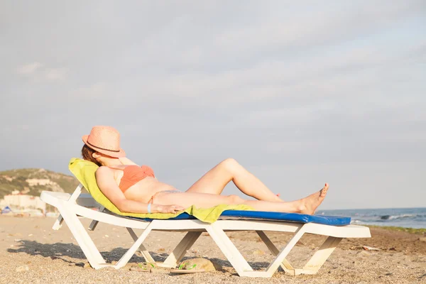 Kvinna på stranden — Stockfoto