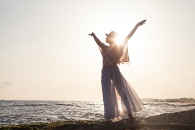 Gün batımında poz kadın