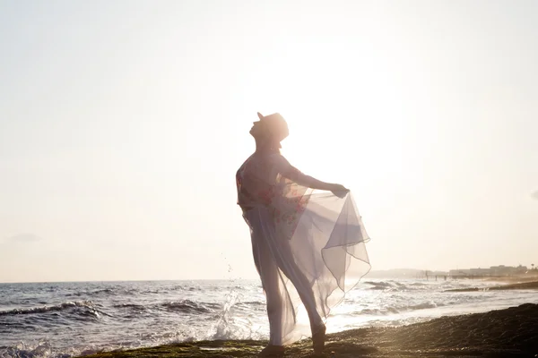 女性が夕日でポーズ — ストック写真