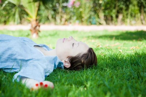 Yoga in het park. — Stockfoto