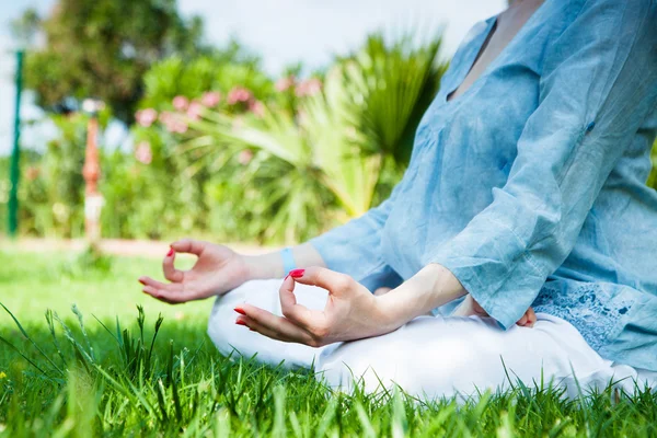 Yoga in the park. — Stock Photo, Image