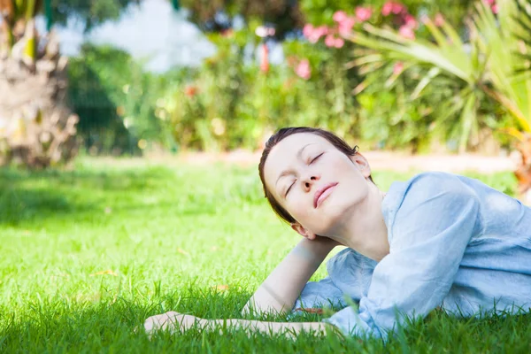 Relaxing in the park. — Stock Photo, Image