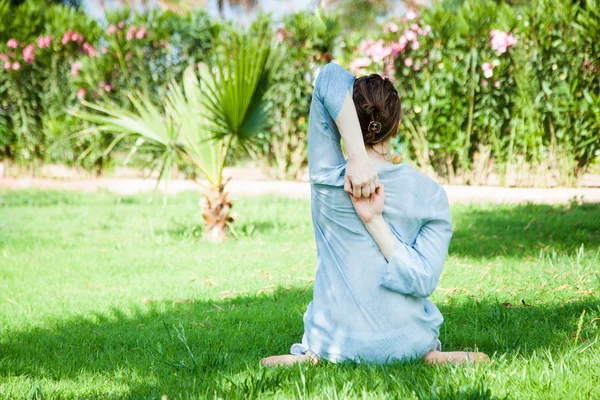 Yoga in het park. — Stockfoto