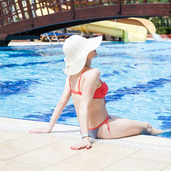 Jonge vrouw bij het zwembad — Stockfoto