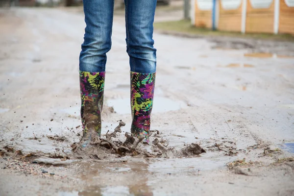 Vrouw met regen laarzen sprongen — Stockfoto