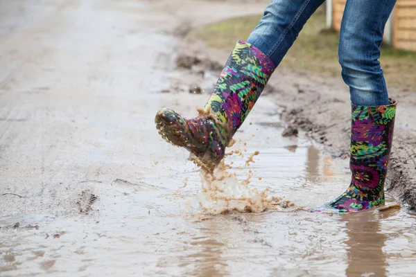 Mujer con botas de lluvia salta —  Fotos de Stock