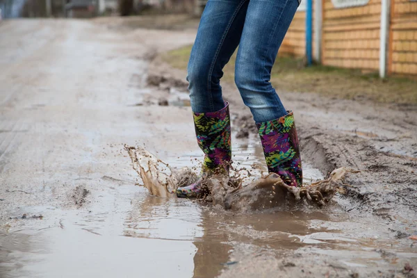 Vrouw met regen laarzen sprongen — Stockfoto