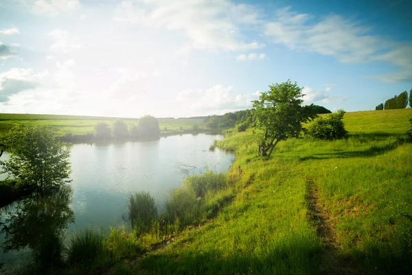 Blauwe hemel en rivier — Stockfoto