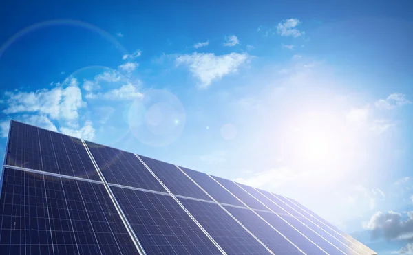 太陽電池パネルの青い空 — ストック写真