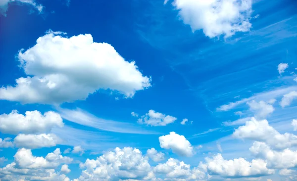 Cielo azul y nubes blancas — Foto de Stock