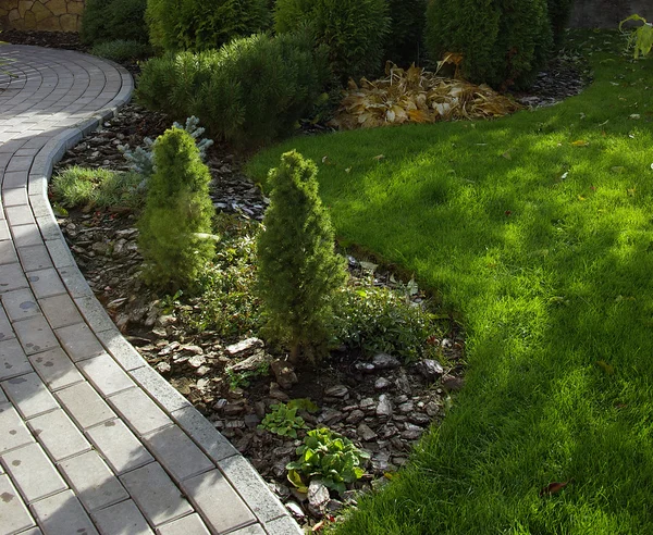 Gartenweg mit Gras — Stockfoto