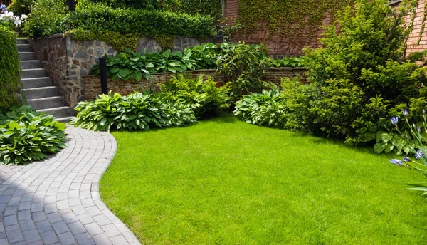 Sentiero giardino con erba — Foto Stock