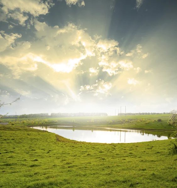 Landschaft blauer Himmel und Fluss — Stockfoto