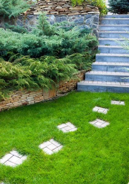 Sentiero giardino con erba — Foto Stock