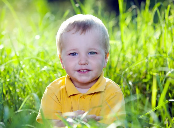 Pojke i trädgården. — Stockfoto