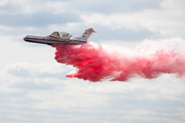 Avião de bombeiro BE-200 lança água — Fotografia de Stock