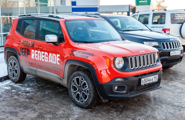 Veículos Jeep perto do escritório do revendedor oficial — Fotografia de Stock