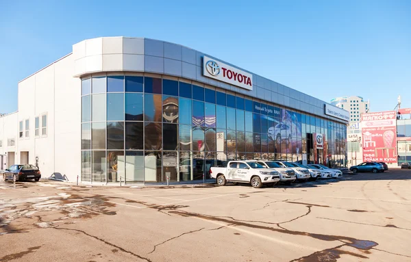 Kontoret av officiell återförsäljare Toyota i Samara, Ryssland — Stockfoto