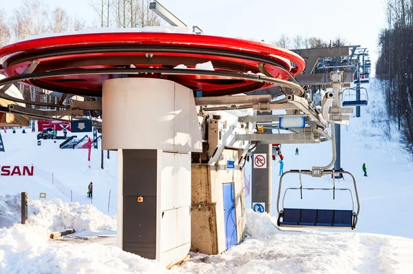 Sessellift im Gebirgsskigebiet "Krasnaja Glinka" in der Wintersonne — Stockfoto