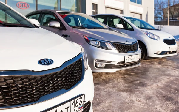 Veicoli KIA presso l'ufficio del rivenditore ufficiale — Foto Stock