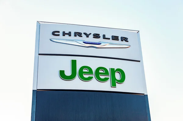Chrysler, jeep dealerzy samochodów znak — Zdjęcie stockowe