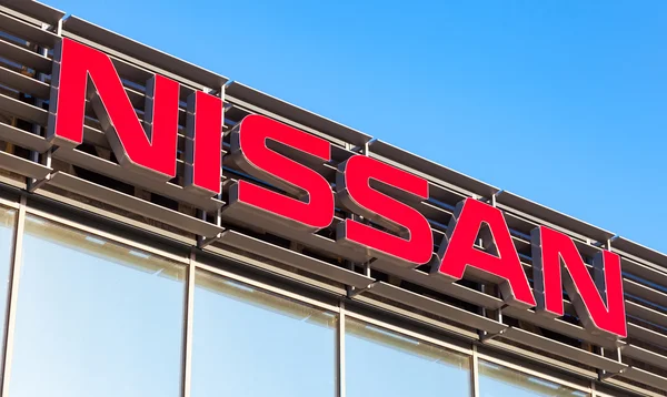 Официальный дилерский знак Nissan против голубого неба — стоковое фото