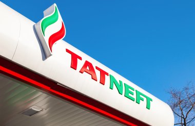 Benzin istasyonu üzerinde petrol şirketi Tatneft arması