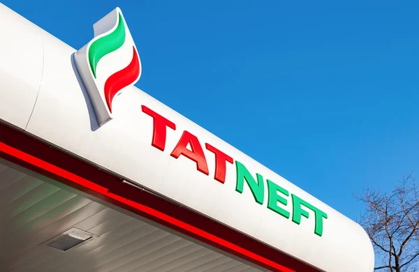 Het embleem van de oliemaatschappij Tatneft op het benzinestation — Stockfoto
