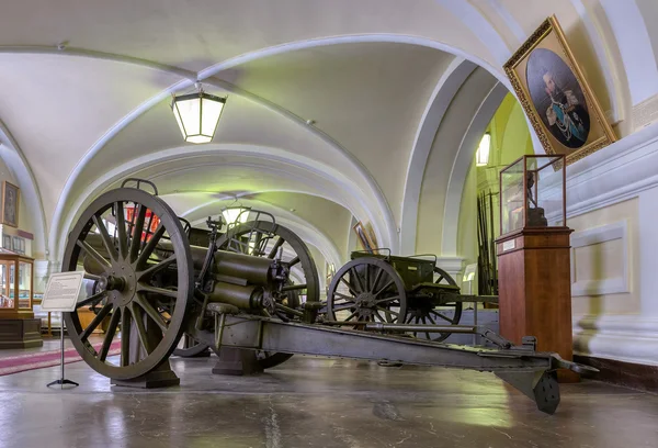 Interior of one of the halls of the Museum of Artillery — Stock Photo, Image