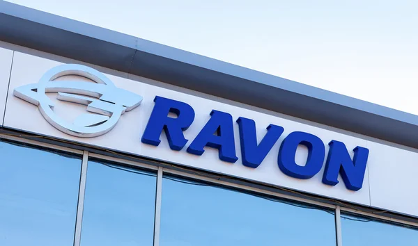 Ravon auto dealer teken tegen de hemel — Stockfoto