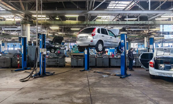 En el interior de la estación de servicio de reparación de automóviles del distribuidor oficial —  Fotos de Stock