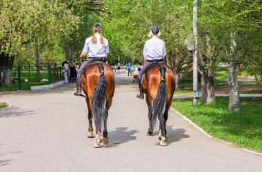 Atlı kadın atlı polis şehirde Park geri