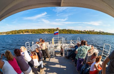 Volga Nehri tarafından seyahat gezi tekne turist