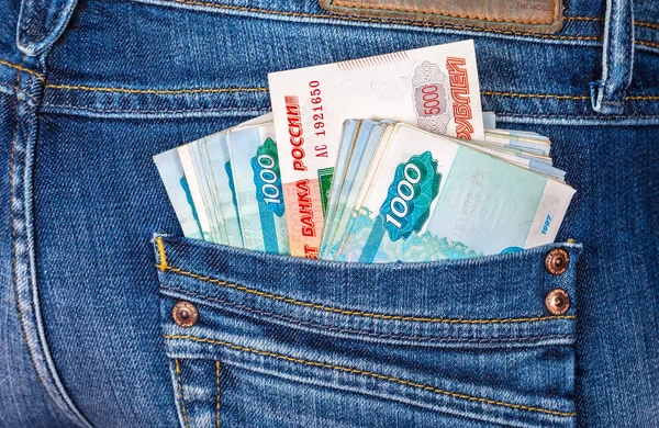 Ryska rubeln sedlar sticker ut från baksidan jeans fickan — Stockfoto