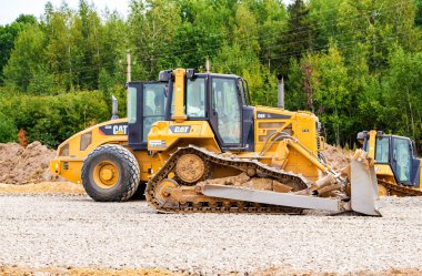 Yükleme ve çakıl yol inşaat s üzerinde hareket ağır buldozer