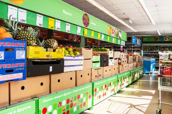Frutas y verduras frescas listas para la venta en el supermercado Py —  Fotos de Stock
