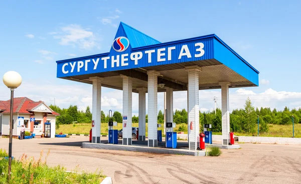 Заправка Сургутнефтегаз. Сургутнефтегаз - один из российских — стоковое фото