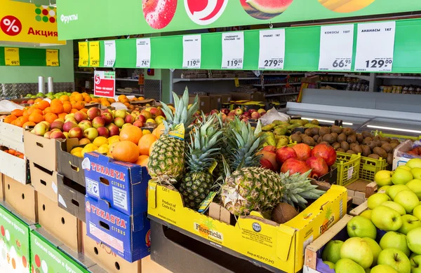 Świeże owoce i warzywa gotowe do sprzedaży w supermarkecie Py — Zdjęcie stockowe