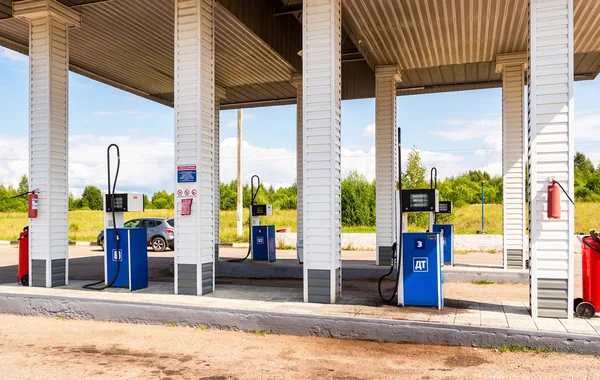 Llenando la columna con diferentes combustibles en la gasolinera Surgu —  Fotos de Stock