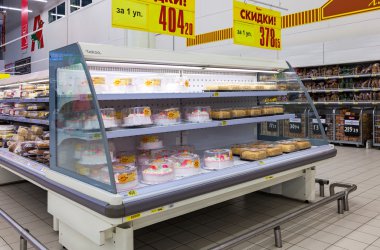 Tatlı kek satışında Auchan hipermarket hazır ile vitrin 