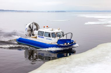 Hovercraft Samara, Russi içinde donmuş Volga Nehri'nin buz üstünde