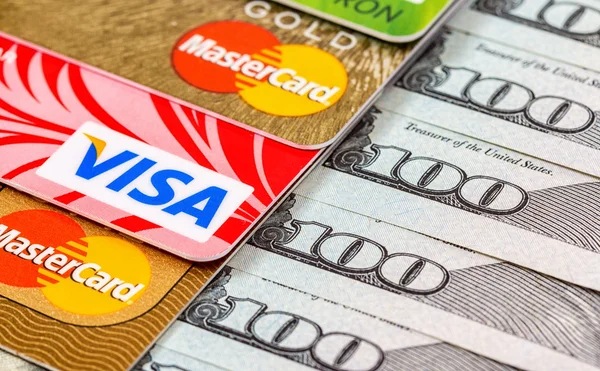 US dollar bills with credit cards Visa and MasterCard — Stock Photo, Image