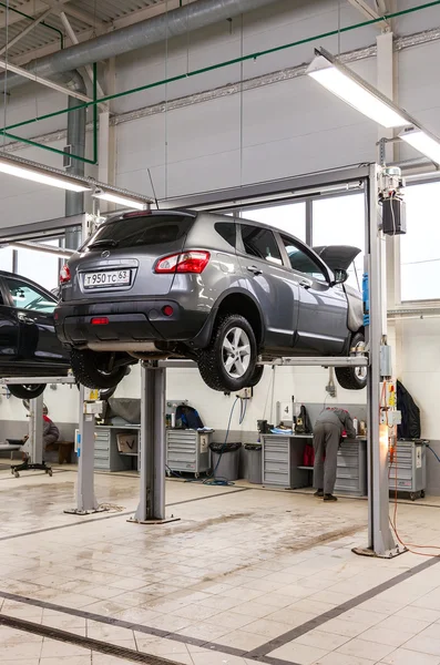 All'interno nella stazione di servizio di riparazione auto del rivenditore ufficiale — Foto Stock