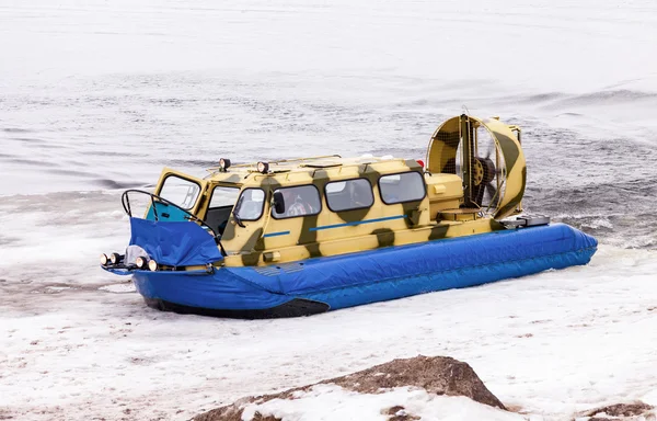 Vznášedlo na ledě zamrzlé řeky Volhy, Samara, Russi — Stock fotografie