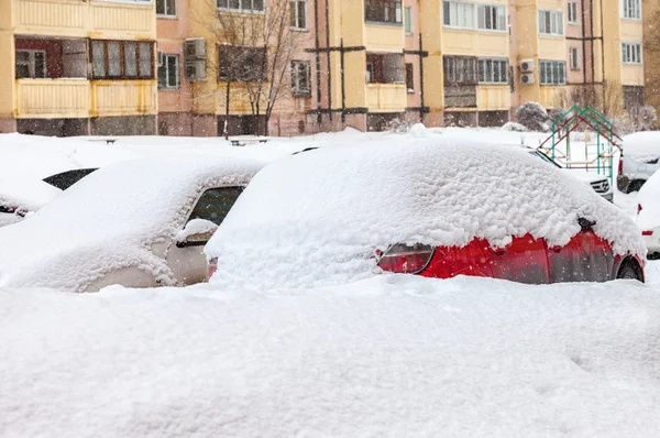 Pojazdy pokryte śniegiem w zimowych blizzard na parkingu — Zdjęcie stockowe