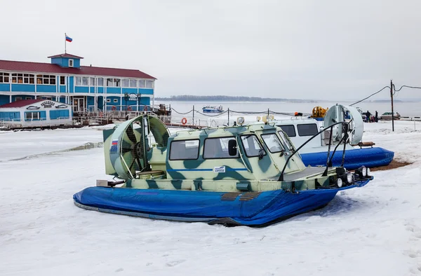 Hovercraft vervoerder aan de kade van de Volga in Samara, Rusland — Stockfoto