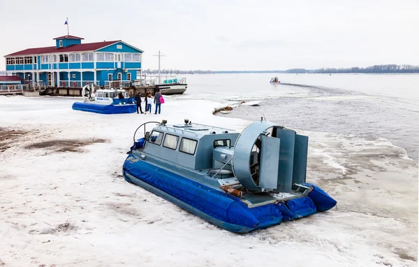 Hovercraft transporteur sur le remblai de la Volga à Samara, Russie — Photo